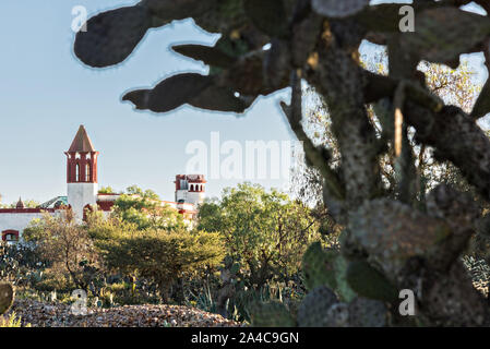 Les tours de l'ancienne Hacienda Santa Brigida dans la ville fantôme de Mineral de Pozos, Guanajuato, Mexique. La ville, qui fut un important centre minier d'argent a été abandonné et laissé à la ruine, mais a lentement retour à la vie comme une communauté artistique de Bohême. Banque D'Images