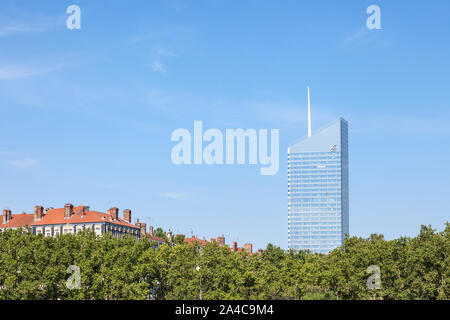 LYON, FRANCE - 13 juillet 2019 : Caisse d'Epargne logo sur la tour Incity tour, leur bureau principal. Caisse d'Epargne est une banque coopérative de vente au détail, est l'un Banque D'Images