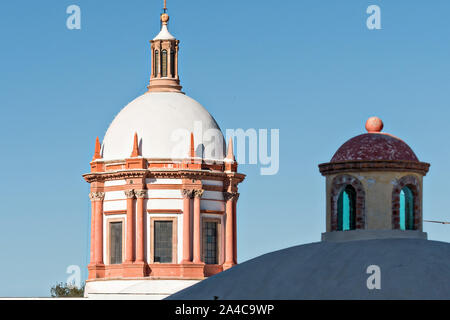 Le dôme de la Parroquia de San Pedro Apóstol église ou l'Apôtre saint Paul dans l'église de la province de minéraux Pozos, Guanajuato, Mexique. La ville, qui fut un important centre minier d'argent a été abandonné et laissé à la ruine, mais a lentement retour à la vie comme une communauté artistique de Bohême. Banque D'Images