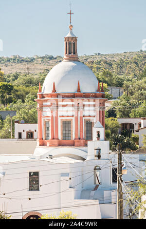 Le dôme de la Parroquia de San Pedro Apóstol église ou l'Apôtre saint Paul dans l'église de la province de minéraux Pozos, Guanajuato, Mexique. La ville, qui fut un important centre minier d'argent a été abandonné et laissé à la ruine, mais a lentement retour à la vie comme une communauté artistique de Bohême. Banque D'Images