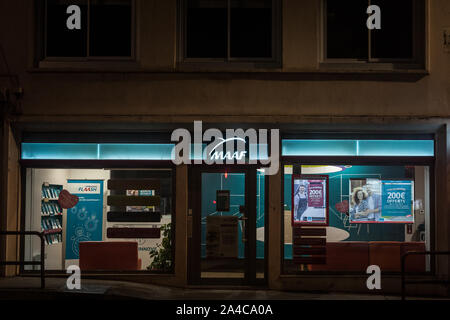 BOURGOIN-JALLIEU, FRANCE - 15 juillet 2019 : logo MAAF en face de leur agence locale à Bourgoin dans la nuit. MAAF est une mutuelle d'assurance et de réassurance co Banque D'Images