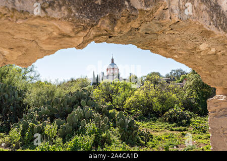 Le dôme de la Parroquia de San Pedro Apóstol église ou l'Apôtre saint Paul dans l'église de la province de minéraux Pozos, Guanajuato, Mexique. La ville, qui fut un important centre minier d'argent a été abandonné et laissé à la ruine, mais a lentement retour à la vie comme une communauté artistique de Bohême. Banque D'Images