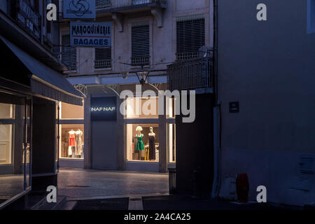 BOURGOIN-JALLIEU, FRANCE - 16 juillet 2019 : Naf Naf Logo en face de leur boutique dans une rue piétonne déserte la nuit. Partie de Vivarte, Naf Naf est un Banque D'Images