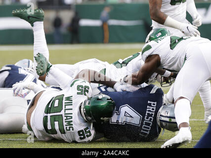 East Rutherford, United States. 13 Oct, 2019. Le quart-arrière des Cowboys de Dallas Dak Prescott est saccagée au cours de la première moitié contre le New York Jets en semaine 6 de la NFL saison au stade MetLife à East Rutherford, New Jersey le dimanche 13 octobre 2019. Photo de John Angelillo/UPI UPI : Crédit/Alamy Live News Banque D'Images