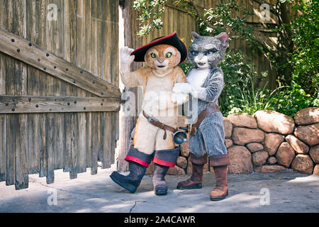 Le Chat Botté et Kitty Soft Paws caractères, Islands of Adventure, le complexe Universal Studios Orlando, Floride, USA Banque D'Images