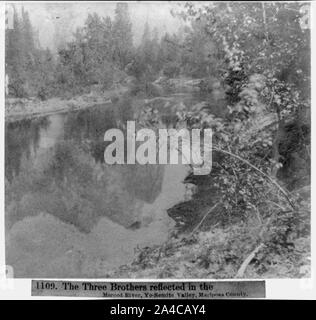 Les trois frères ont réfléchi dans la rivière Merced, Yosemite Valley, comté de Mariposa Banque D'Images