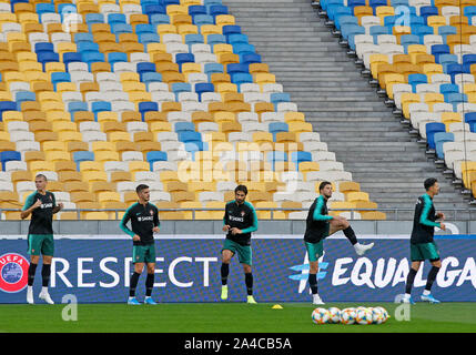 Kiev, Ukraine. 13 Oct, 2019. Portugal Les joueurs sont observés au cours d'une session de formation de l'équipe du Portugal au stade Olimpiyskiy NSC à Kiev.Portugal et équipes nationales ukrainiennes face dans le qualificatif de l'UEFA Euro 2020 football match le 14 octobre 2019. Credit : SOPA/Alamy Images Limited Live News Banque D'Images