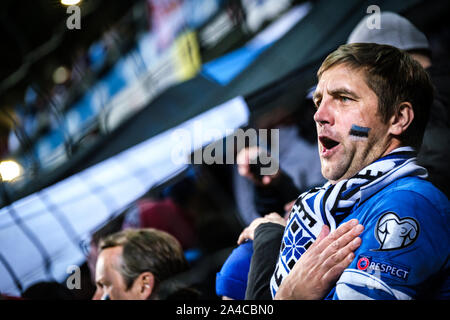 Tallinn, Estonie. 13 Oct, 2019. Fan de l'Estonie chants nationaux Hymne national lors de l'Euro 2020 match de qualification entre l'Estonie et l'Allemagne à A. Le Coq Arena.(score final : 0-3 Estonie Allemagne) Credit : SOPA/Alamy Images Limited Live News Banque D'Images
