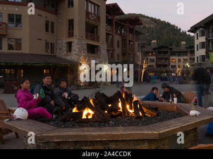 Le Village à Squaw Valley, une Sierra Mountain Resort à Olympic Valley, à l'ouest de Tahoe City, Californie Banque D'Images