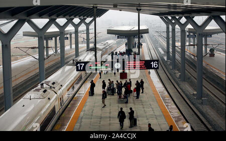 Qingdao, Chine. 13 Oct, 2019. Un train à grande vitesse arrive à une station de train à Qingdao, Shandong Province, le dimanche, 13 octobre 2019. La longueur des lignes ferroviaires à grande vitesse a dépassé 18 500 miles (30 000 km), s'est classé premier dans le monde. La grande vitesse a accéléré l'urbanisation et l'industrialisation de la Chine, de devenir un pilier de la croissance économique de la Chine. Photo par Stephen Shaver/UPI UPI : Crédit/Alamy Live News Banque D'Images