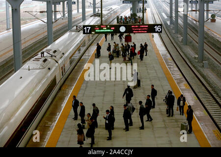 Qingdao, Chine. 13 Oct, 2019. Un train à grande vitesse arrive à une station de train à Qingdao, Shandong Province, le dimanche, 13 octobre 2019. La longueur des lignes ferroviaires à grande vitesse a dépassé 18 500 miles (30 000 km), s'est classé premier dans le monde. La grande vitesse a accéléré l'urbanisation et l'industrialisation de la Chine, de devenir un pilier de la croissance économique de la Chine. Photo par Stephen Shaver/UPI UPI : Crédit/Alamy Live News Banque D'Images