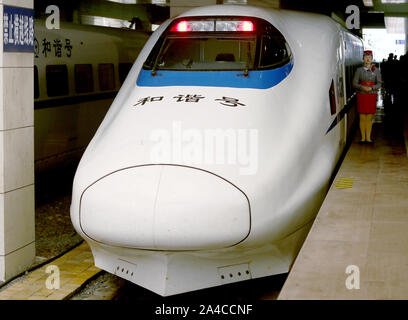 Qingdao, Chine. 13 Oct, 2019. Un train à grande vitesse arrive à une station de train à Qingdao, Shandong Province, le dimanche, 13 octobre 2019. La longueur des lignes ferroviaires à grande vitesse a dépassé 18 500 miles (30 000 km), s'est classé premier dans le monde. La grande vitesse a accéléré l'urbanisation et l'industrialisation de la Chine, de devenir un pilier de la croissance économique de la Chine. Photo par Stephen Shaver/UPI UPI : Crédit/Alamy Live News Banque D'Images