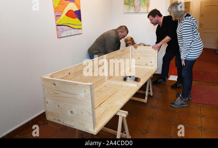 Emsbüren, Allemagne. 09Th Oct, 2019. Chef de cours Henning Rutsatz (2e à partir de la droite), de l'funérarium "Abschied", explique aux participants Elke Dykhoff (r), la société Köhler et Cord-Hinrich participants Blanke comment ils peuvent construire un cercueil d'objets chambres elles-mêmes. (Dpa 'Vous pouvez aussi faire les meubles pour la dernière manière vous-même') Credit : Carmen Jaspersen/dpa/Alamy Live News Banque D'Images