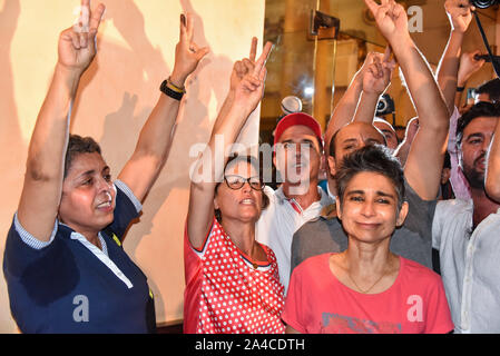 Tunis, Tunisie. 13 Oct, 2019. Les partisans du candidat à l'élection présidentielle tunisienne, Kais Saied célébrer après un organisme de sondage a annoncé que M. Saied a remporté une écrasante majorité l'élection présidentielle de la Tunisie. Credit : SOPA/Alamy Images Limited Live News Banque D'Images