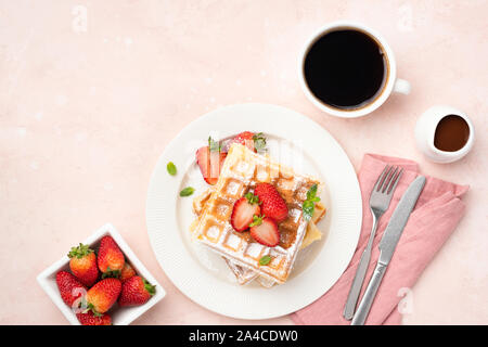 Petit déjeuner avec des gaufres belges, des fraises et du café Banque D'Images