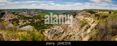 Une vue panoramique à partir de la route panoramique de l'unité nord du Parc National Theodore Roosevelt dans l'ouest du Dakota du Nord. Banque D'Images