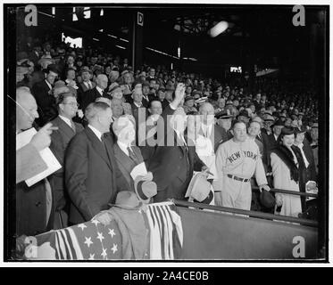 La balle s'éteint et le jeu est sur. Washington, D.C., 21 avril. Le baseball n'est pas vraiment marqué jusqu'à la cérémonie de lancement hors la balle est accompli. Le vice-président John Garner n'a l'honneur aujourd'hui en l'absence du président Roosevelt. De gauche à droite. Sénateurs Pat Harrison, Robert Lafolette Jr., Charles L. McNary, Carter Glass, le Vice-président, Bucky Harris qui gère les sénateurs de Washington, Postmaster General James A. Farley, N.Y. Manager des Yankees Joe McCarthy. Le sénateur Allen J. Ellender est debout derrière le Vice-président Banque D'Images