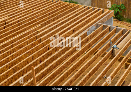 Le bois d'ingénierie solive de plancher sur un nouveau plancher solives de plancher sur mesure Banque D'Images