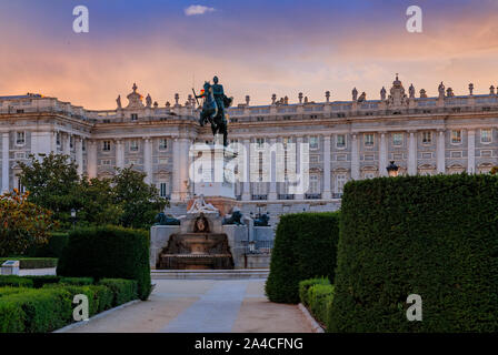 Coucher du soleil par le Palais Royal ou Palacio Real avec une statue du roi Philippe IV à Plaza de Oriente à Madrid, Espagne créé avec les conseils de Galileo en 1639 Banque D'Images