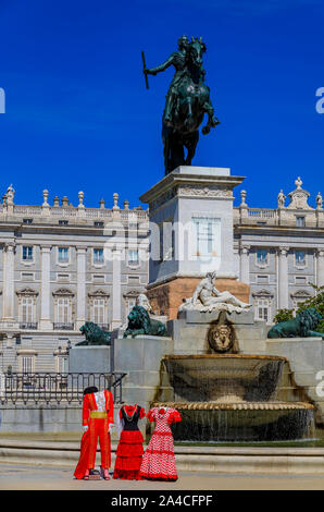 Fleuri rouge traditionnel flamenco et matador passagers costumes accessoires photo à la fontaine de la Plaza de Oriente par le Palais Royal de Madrid, Espagne Banque D'Images