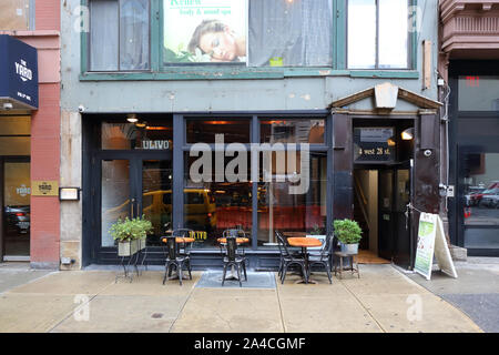 Ulivo, 4 West 28th Street, New York, NY. devanture extérieure d'un restaurant et café avec terrasse dans le quartier de Manhattan Nomad. Banque D'Images