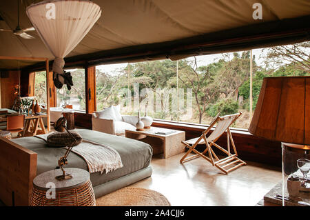 JUN 20, 2011 Tanzanie - Afrique - Asain contemporain Boho tente camp lodge chambres intérieur avec des meubles en bois naturel et tissu doux lit avec scène Banque D'Images