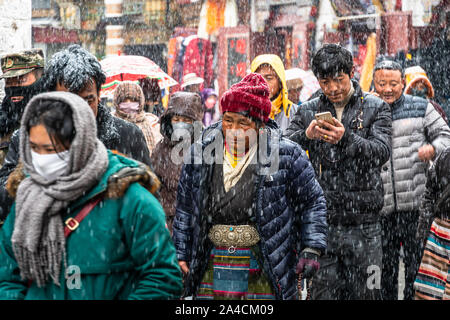 Lhasa, Chine - le 26 décembre 2018 : bouddhistes tibétains devouts effectuez une kora autour du temple de Jokhang, le long de la rue Barkhor à Lhassa au Tibet, vieille ville Banque D'Images