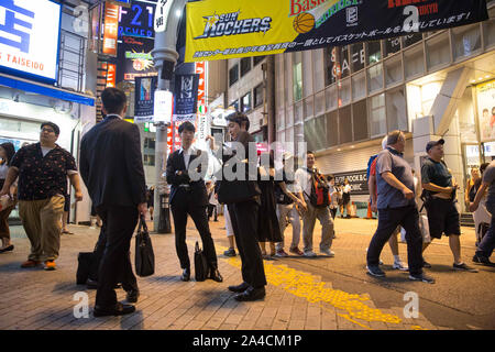 Tokyo, Japon. 1 octobre, 2019. Les employés de bureau attendre pour leur collègue près de Shibuya scramble du passage à niveau. Credit : Stanislav Kogiku SOPA/Images/ZUMA/Alamy Fil Live News Banque D'Images