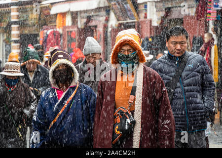 Lhasa, Chine - le 26 décembre 2018 : bouddhistes tibétains devouts effectuez une kora autour du temple de Jokhang, le long de la rue Barkhor à Lhassa au Tibet, vieille ville Banque D'Images