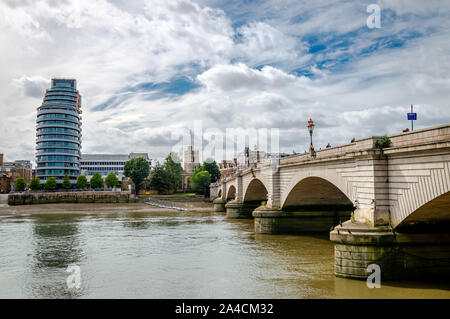 Vue sur le pont Putney avec l'église St Mary's et la tour Putney Wharf en arrière-plan. Londres, Royaume-Uni. Banque D'Images