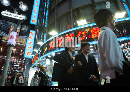 Tokyo, Japon. 1 octobre, 2019. Employé de bureau japonais à pied par un bar karaoké au quartier de Shibuya à Tokyo. Credit : Stanislav Kogiku SOPA/Images/ZUMA/Alamy Fil Live News Banque D'Images