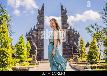 Jeune femme en tourisme temple bouddhiste Brahma Vihara Arama Banjar Bali, Indonésie Banque D'Images