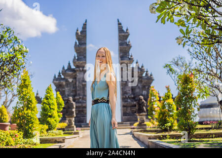 Jeune femme en tourisme temple bouddhiste Brahma Vihara Arama Banjar Bali, Indonésie Banque D'Images