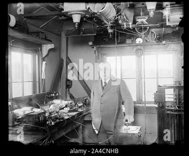 La première balise radio est inaugerated. Un exécutif photographie montrant le Dr George K. Burgess, Directeur de l'United States Bureau of Standards, et la radio de l'avion phare à College Park, Maryland, conçu pour guider les avions par radio. C'est la première balise radio pour l'utilisation de l'aviation civile et cette station est bur un précurseur de 40 autres installations similaires d'être établi à intervalles de 200 milles le long des 8 234 milles de voies aériennes civiles Banque D'Images