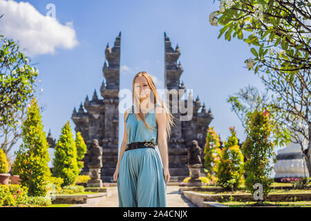 Jeune femme en tourisme temple bouddhiste Brahma Vihara Arama Banjar Bali, Indonésie Banque D'Images