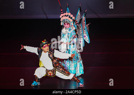 San Francisco, USA. 12 octobre, 2019. Artistes jouent sur scène lors de la 2e International Performing Arts Festival organisé à San Jose, Californie, États-Unis, le 12 octobre 2019. Credit : Dong Xudong/Xinhua/Alamy Live News Banque D'Images