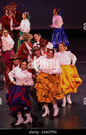 San Francisco, USA. 12 octobre, 2019. Artistes jouent sur scène lors de la 2e International Performing Arts Festival organisé à San Jose, Californie, États-Unis, le 12 octobre 2019. Credit : Dong Xudong/Xinhua/Alamy Live News Banque D'Images