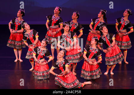 San Francisco, USA. 12 octobre, 2019. Artistes jouent sur scène lors de la 2e International Performing Arts Festival organisé à San Jose, Californie, États-Unis, le 12 octobre 2019. Credit : Dong Xudong/Xinhua/Alamy Live News Banque D'Images