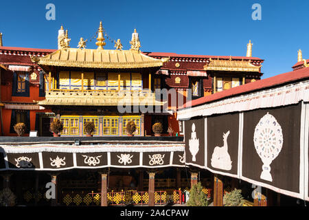 Vue extérieure de la célèbre temple bouddhiste tibétain du Jokhang à Lhassa au Tibet, vieille ville de Chine Banque D'Images