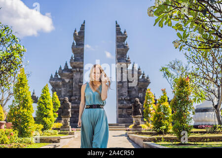 Jeune femme en tourisme temple bouddhiste Brahma Vihara Arama Banjar Bali, Indonésie Banque D'Images