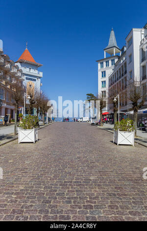 Rue principale Wilhelmstrasse dans ville thermale de Sellin, Allemagne Banque D'Images