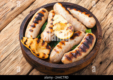 Saucisses grillées et de légumes sur une table en bois.L'alimentation Barbecue Banque D'Images