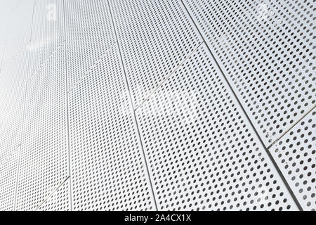 Des grilles métalliques avec de nombreux trous ronds dans le plafond arrière-plan. Motif de points sur la surface, vue diagonale. Banque D'Images