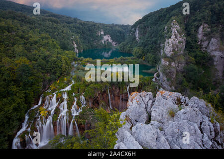 Coucher du soleil en cascade Sastavci, parc national des Lacs de Plitvice, Croatie Banque D'Images