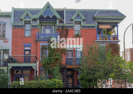 Montréal, maison victorienne typique avec escalier extérieur dans le Plateau Mont-Royal à l'automne Banque D'Images