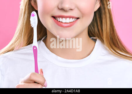 Jeune femme belle est l'activité principale est le nettoyage des dents. Beau sourire dents blanches en bonne santé. Une fille est titulaire d'une brosse à dents. Le concept d'hygiène orale Banque D'Images