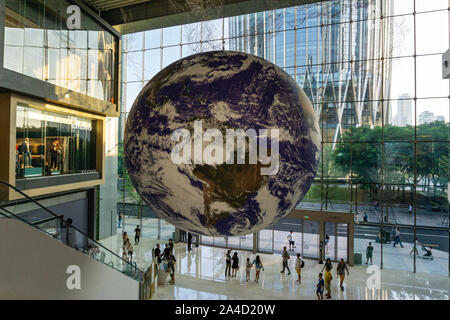 Earth globe showing Amériques, entouré par les spectateurs et les visiteurs à Shenzhen, Chine Banque D'Images
