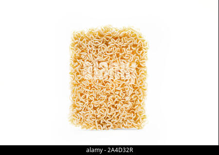 Bloc de nouilles ramen instantané séché, isolé sur fond blanc. Bourreau de travail, concept de repas des étudiants. Banque D'Images