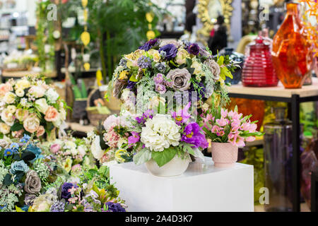 Bouquets de fleurs artificielles, de l'hortensia rose crocus violet, en art floral. L'art de faire des bouquets de fleurs, les ventes, la conception intérieure Banque D'Images