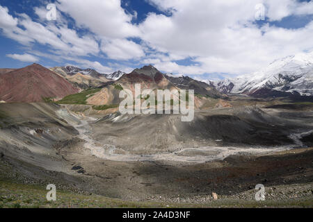 Pamir, paysages de la vallée de l'Alay qui est le sentier pour le pic de la deuxième plus grande au Kirghizistan et au Tadjikistan - Ibn Sina de pointe (Awicen Banque D'Images